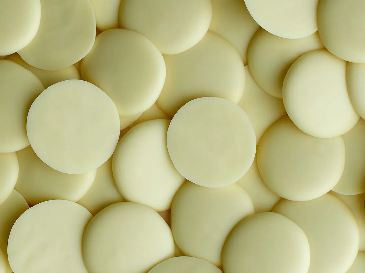 Belcolade Blanc Selection 28% White Couverture Chocolate Discs - 5 kg - 15 kg - Canadian Distribution - Image 3